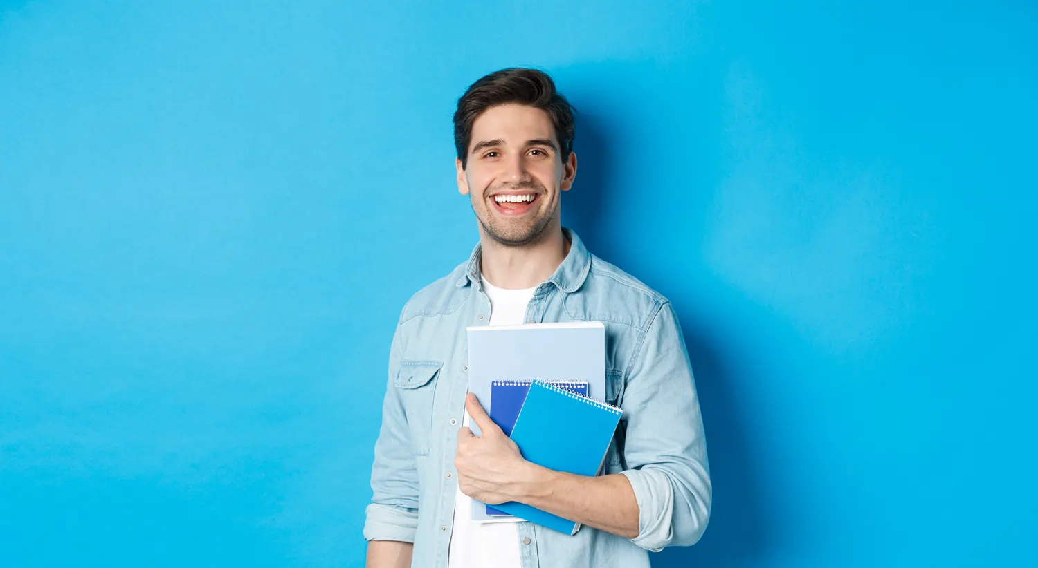 man-books-dr-sebastian-fotescu-zahnarztpraxis-dresden-webp